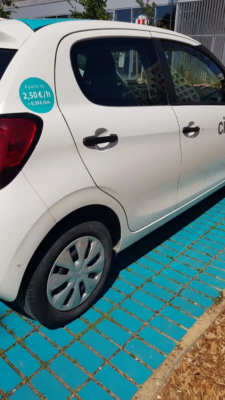 Après — portière enfoncée d'une Citroën C1 blanche, débosselée sans peinture