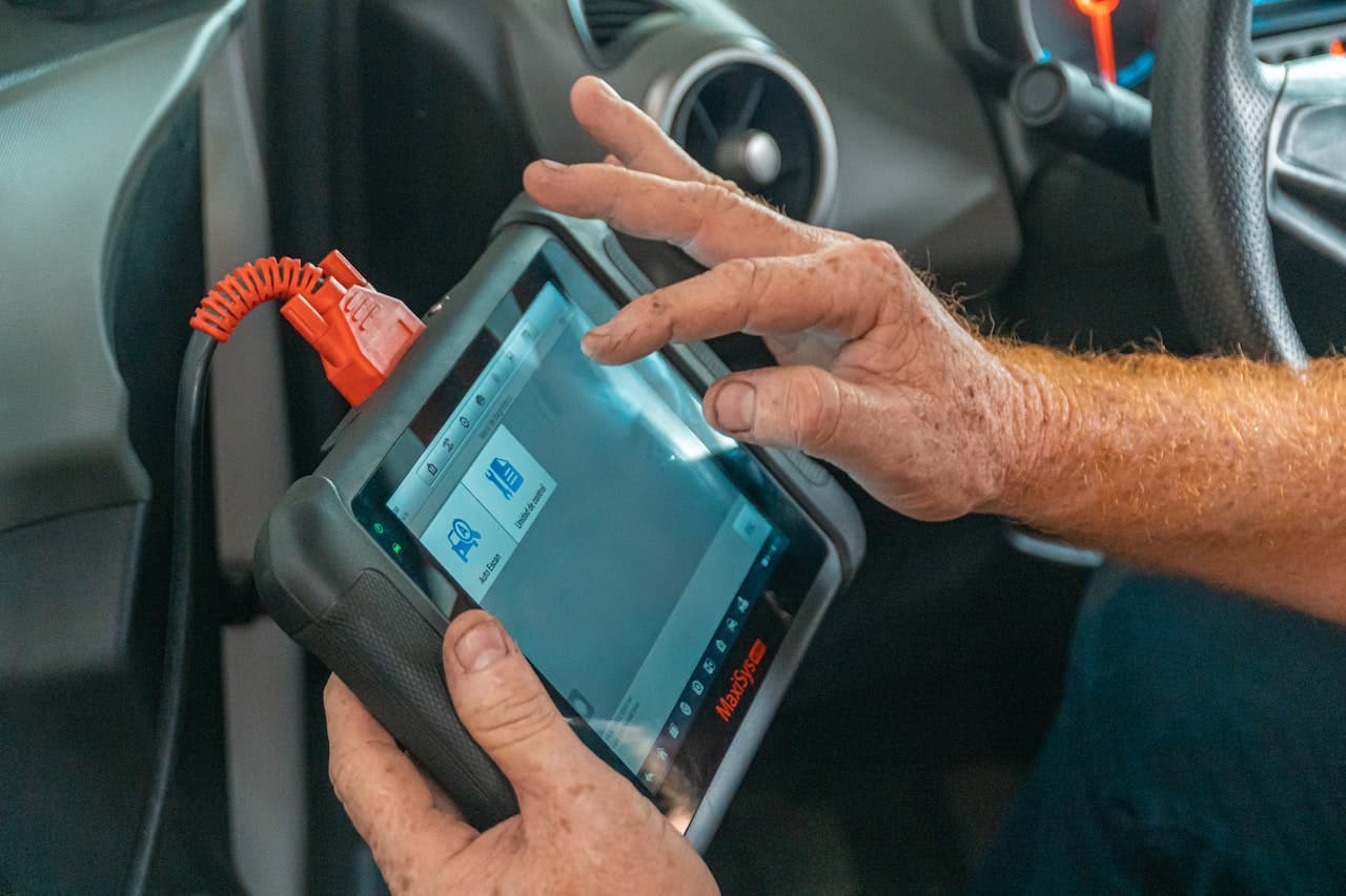 Technicien ADE Débosselage réalisant un diagnostic carrosserie sur un véhicule à Irodouër près de Rennes
